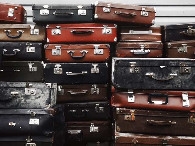 Z wakacyjną walizką do samolotu. Ile zapłacimy za bagaż rejestrowany w tanich liniach lotniczych?
