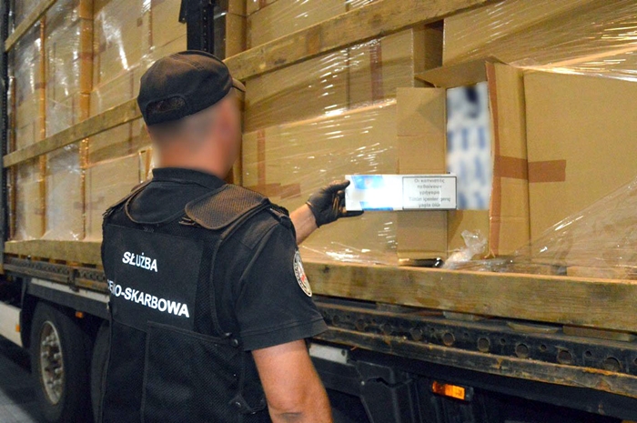 Transport 420 tys. paczek nielegalnych papierosów przechwyciła KAS