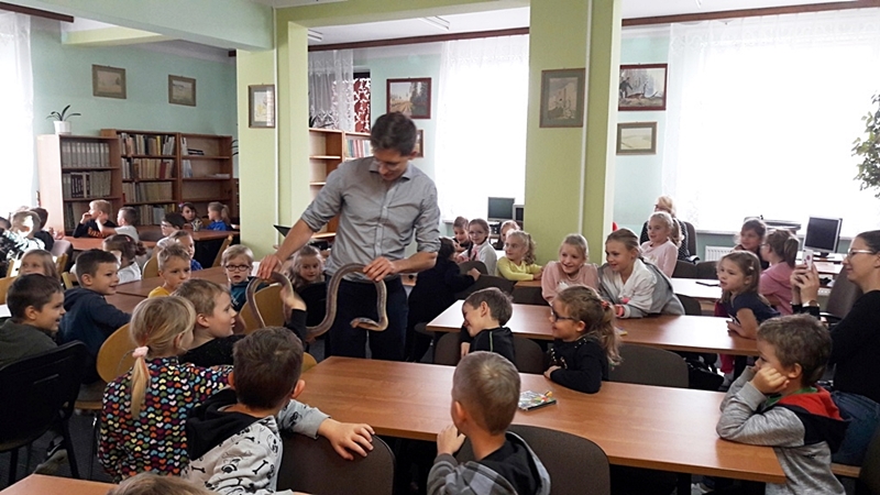 Jakub Skworz spotkał się z uczniami w Miejskiej Bibliotece Publicznej w Augustowie