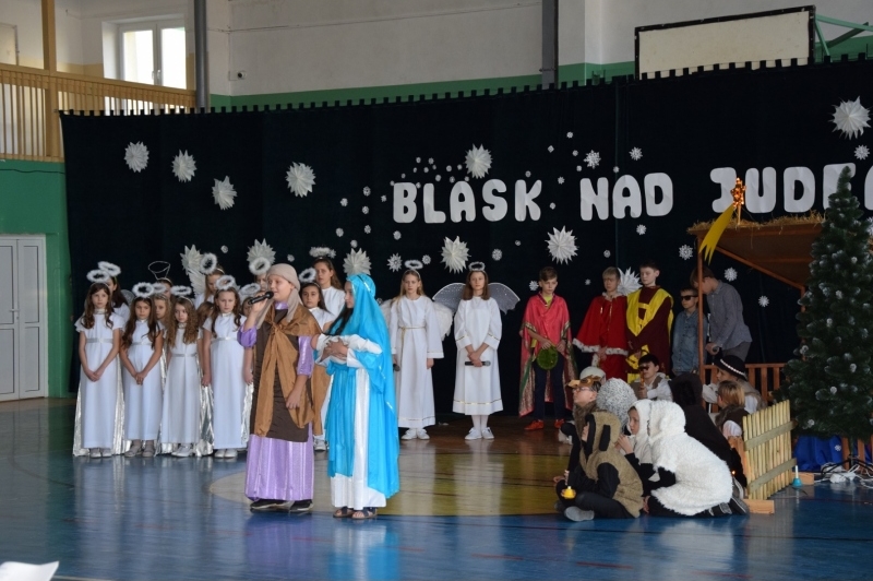 Uczniowie i nauczyciele Szkoły Podstawowej nr 3 w Augustowie wystawili jasełka