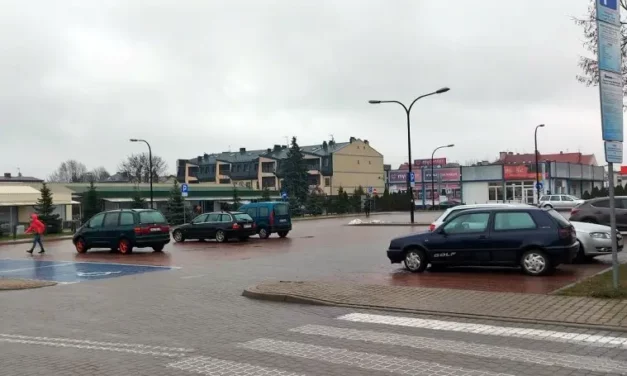 Na funkcjonujące w mieście dwie strefy płatnego parkowania skarżą się mieszkańcy Augustowa [AUDIO]