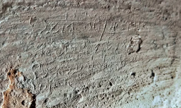 Niezwykłe znalezisko w Domu Turka – archeolodzy dostrzegli napisy wyryte prawdopodobnie przez ofiary obławy augustowskiej
