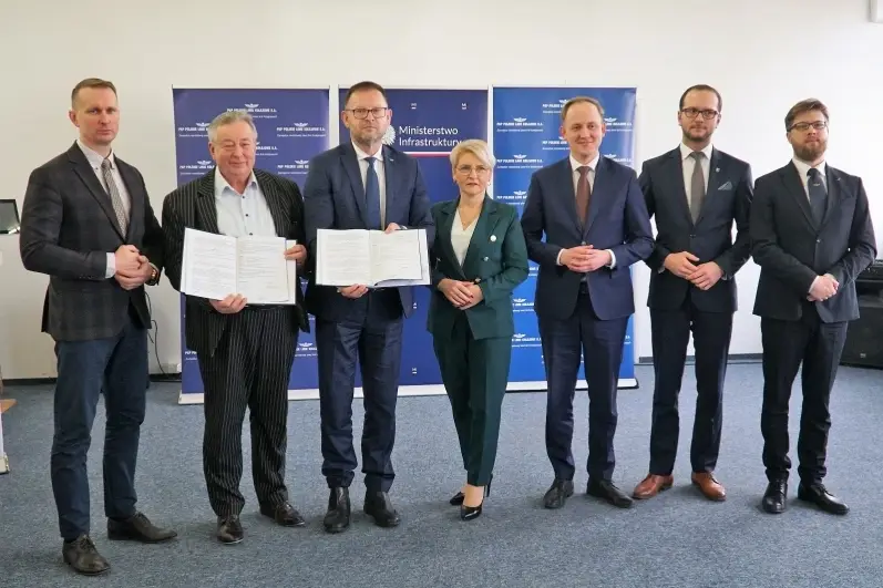 2 Podpisanie umowy na stacje Augustów i Dąbrowa Białostocka fot Tomasz Łotowski PKP Polskie Linie Kolejowe SA