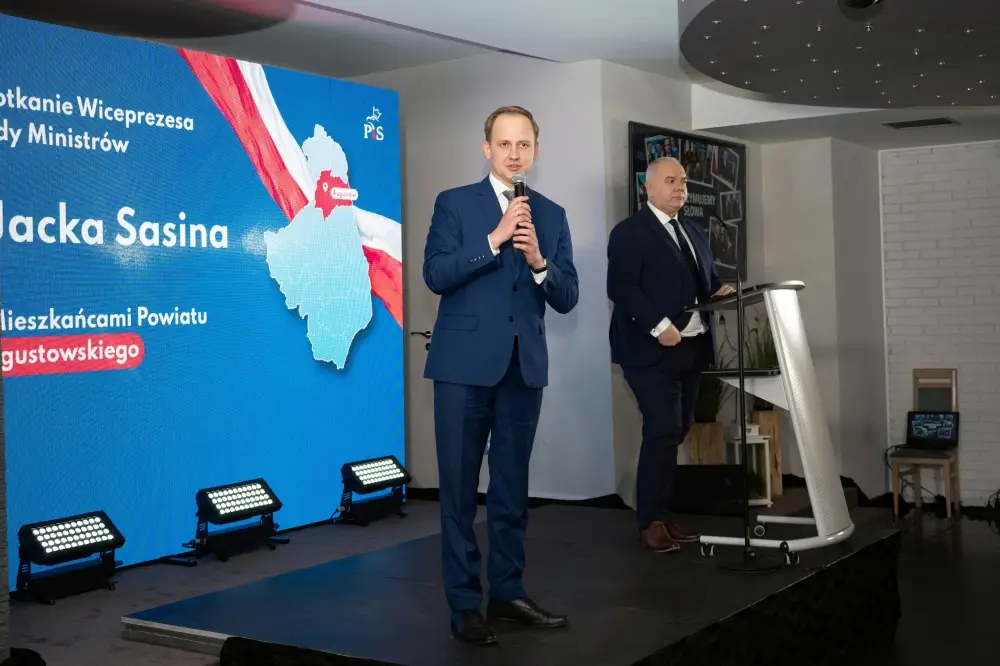 Wicepremier Jacek Sasin spotkał się z mieszkańcami w Augustowie (47)