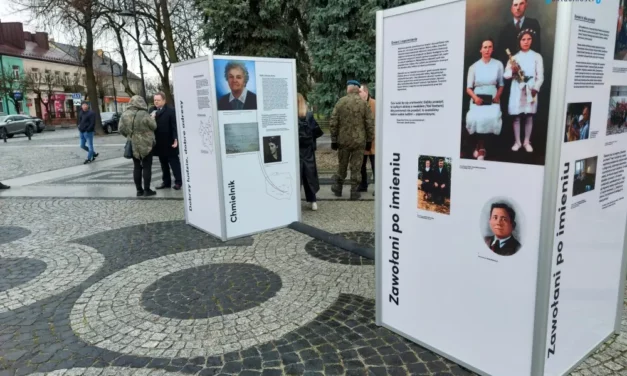 „Zawołani po imieniu”, odsłonięcie wystawy mobilnej na Runku Z. Augusta w Augustowie