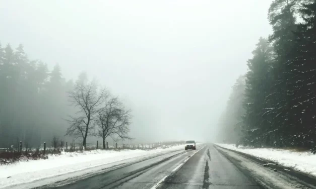 GDDKiA ostrzega kierowców przed śniegiem, deszczem ze śniegiem i śliskimi drogami