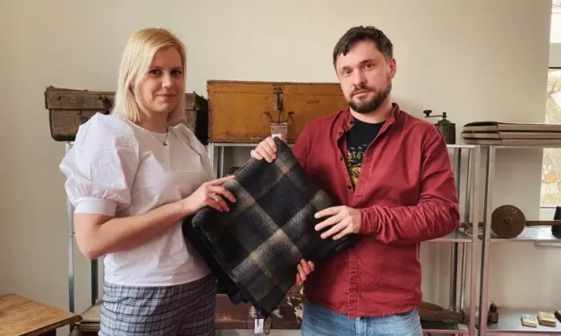 Dziennikarka Radia Białystok Marta Sołtys przekazała chustę swojej prababci do Domu Pamięci Obławy Augustowskiej