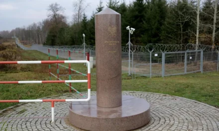 Słup na trójstyku granic Polski, Litwy i Rosji ogrodzony concertiną