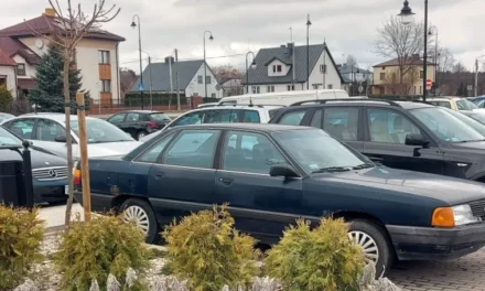 Władze Augustowa próbują zmierzyć się z problemem samochodów porzuconych na publicznych parkingach