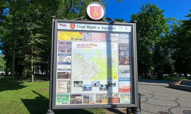 W centrum Augustowa stoi tablica informacyjna z nieaktualnymi danymi