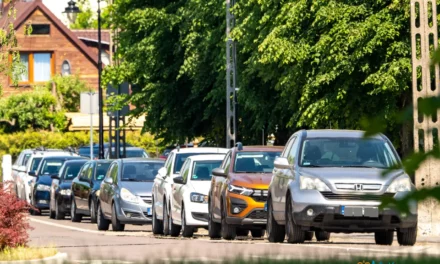 W Augustowie przybywa turystów i… problemów z niewłaściwym parkowaniem