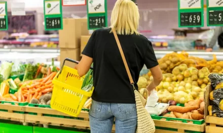 Dwucyfrowa drożyzna wciąż się utrzymuje w sklepach. Ceny warzyw miały spadać, ale biją kolejne rekordy