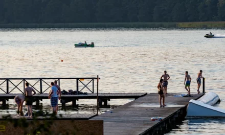 Mieszkańcy i turyści lekceważą zakaz wstępu na część pomostu przy plaży POSTiW w Augustowie