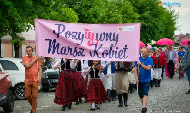 Augustów: W przeddzień Dnia Matki ulicami miasta przeszedł „Pozytywny Marsz Kobiet” [Foto]