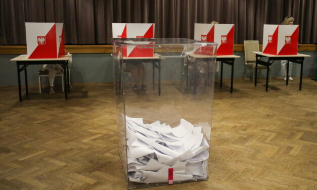 Exit poll Ipsos: KO – 38,2 proc., PiS – 33,9 proc., Konfederacja – 11,9 proc. w wyborach do PE