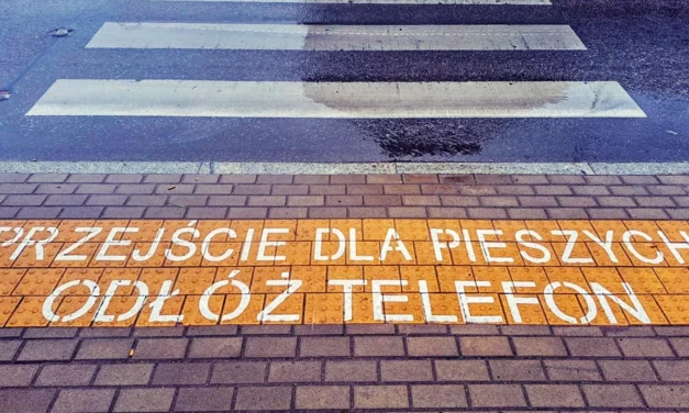 Augustów: Na augustowskich ulicach przed przejściami dla pieszych pojawiły się napisy „Przejście dla pieszych- odłóż telefon”