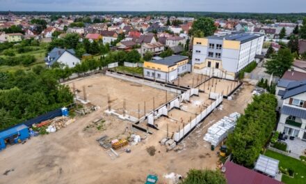 Augustów: Rosną mury nowej hali sportowej przy „Dwójce”. Czekano na to od wielu lat