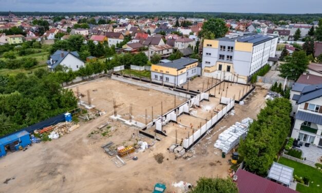 Augustów: Rosną mury nowej hali sportowej przy „Dwójce”. Czekano na to od wielu lat