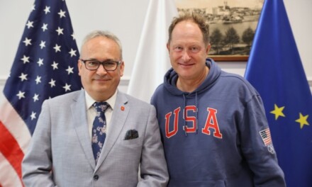 Augustów: Zapewnił, że NATO będzie bronić Augustowa i spróbował jagodzianek. Burmistrz gościł ambasadora USA [Foto]