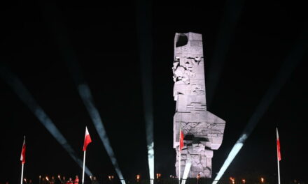 Premier na Westerplatte: dziś nie powiemy „nigdy więcej wojny”, musimy powiedzieć „nigdy więcej samotności”