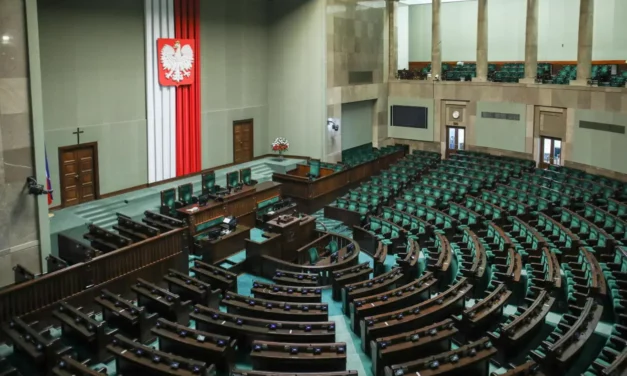 Sondaż dla „SE”: KO – 32,24 proc., ZP – 31,64 proc., Konfederacja – 12,61 proc.