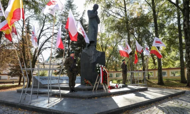 Białystok: władze regionu i miasta złożyły kwiaty pod pomnikiem bł. ks. Jerzego Popiełuszki