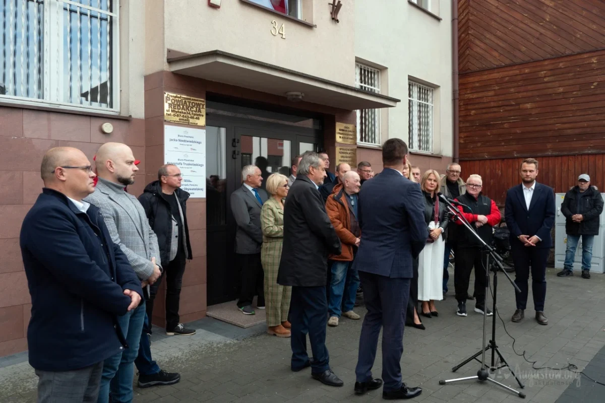 Augustów #augustoworg #augustow #wspólneotwarciebiuraposelskiego #posłówJacka NiedźwiedzkiegoiKrzysztofa Truskolaskiego (13)