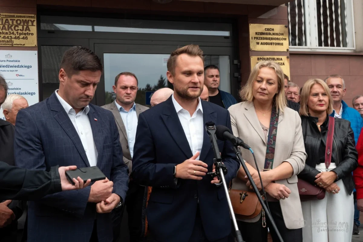Augustów #augustoworg #augustow #wspólneotwarciebiuraposelskiego #posłówJacka NiedźwiedzkiegoiKrzysztofa Truskolaskiego (7)