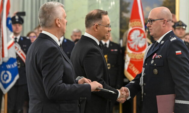 Prezydent wręczył awanse generalskie oficerom wojska, straży pożarnej i policji