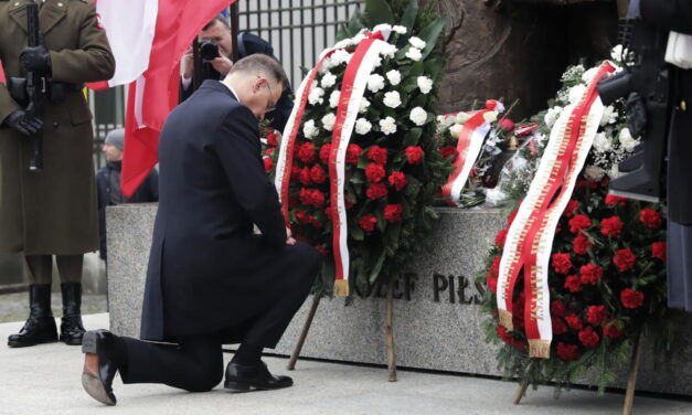 Prezydent Andrzej Duda złożył wieńce przed pomnikami Ojców Niepodległości