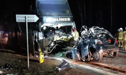 Czołowe zderzenie autobusu z osobową toyotą. Nie żyje kierowca toyoty