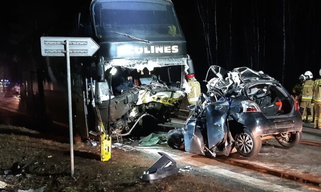 Czołowe zderzenie autobusu z osobową toyotą. Nie żyje kierowca toyoty