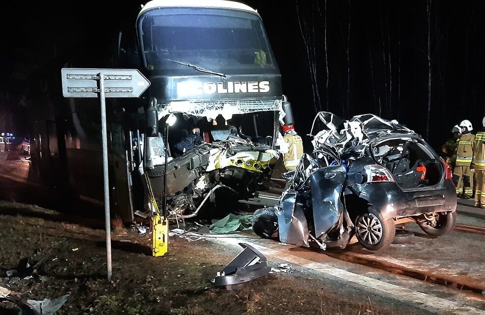 Czołowe zderzenie autobusu z osobową toyotą. Nie żyje kierowca toyoty