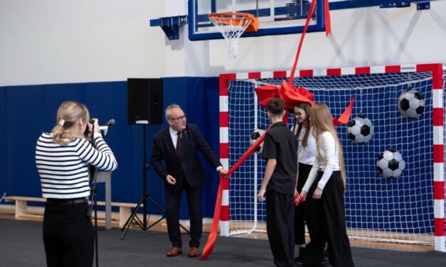 Augustów: Wyremontowany blok sportowy w Szkole Podstawowej Nr 3 w Augustowie oficjalnie oddany do użytku [Video, Foto]