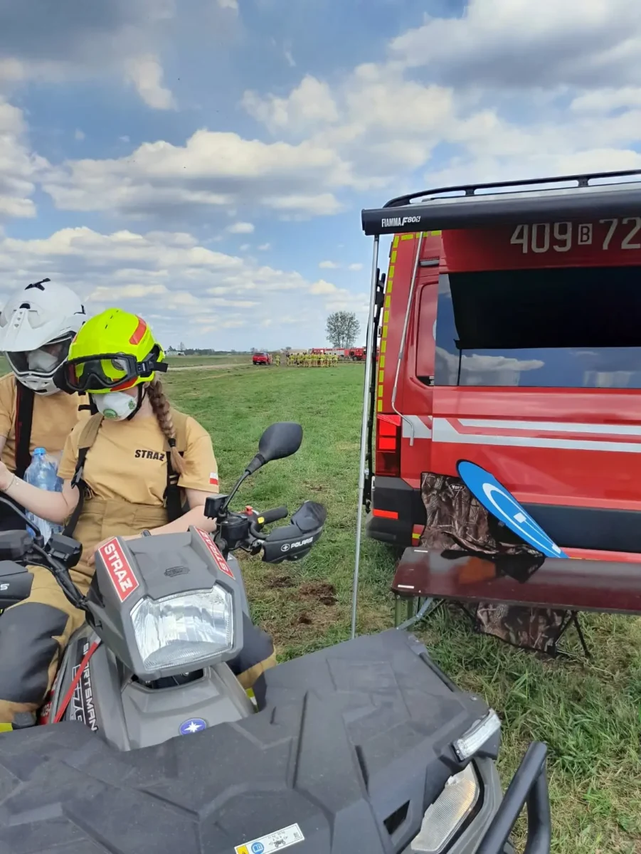 Z trwającym od wczoraj pożarem w Biebrzańskim Parku Narodowym walczą również druhowie z OSP Augustów-Lipowiec (1)