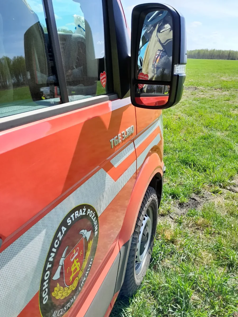 Z trwającym od wczoraj pożarem w Biebrzańskim Parku Narodowym walczą również druhowie z OSP Augustów-Lipowiec (3)