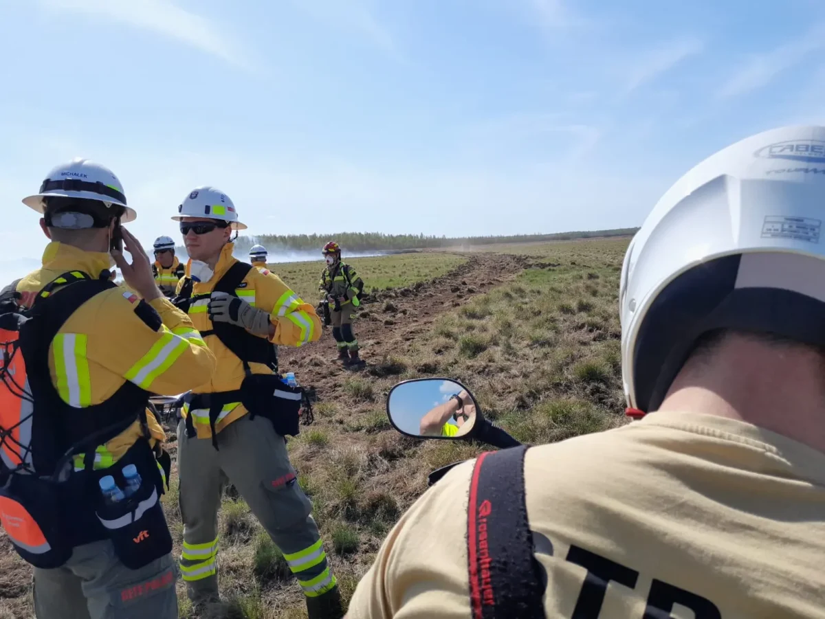 Z trwającym od wczoraj pożarem w Biebrzańskim Parku Narodowym walczą również druhowie z OSP Augustów-Lipowiec (6)