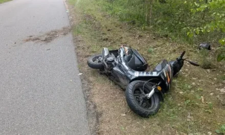 Augustów: Skuter leżał przy drodze a obok spał pijany kierowca