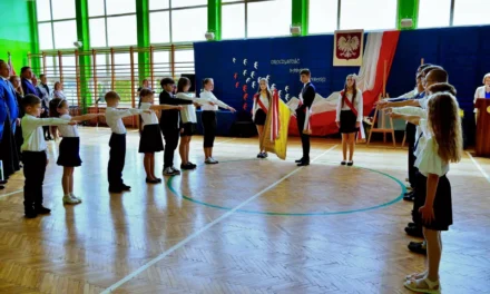 Augustów: Uroczystości nadania sztandaru Szkole Podstawowej im. Noblistów Polskich w Bargłowie Kościelnym [Foto]
