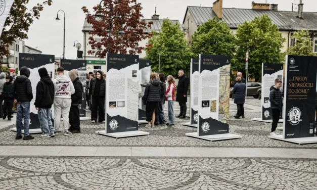 Augustów: Uroczyste otwarcie wystawy „…i nigdy nie wrócili do domu. Alfabet Obławy Augustowskiej” [Foto]