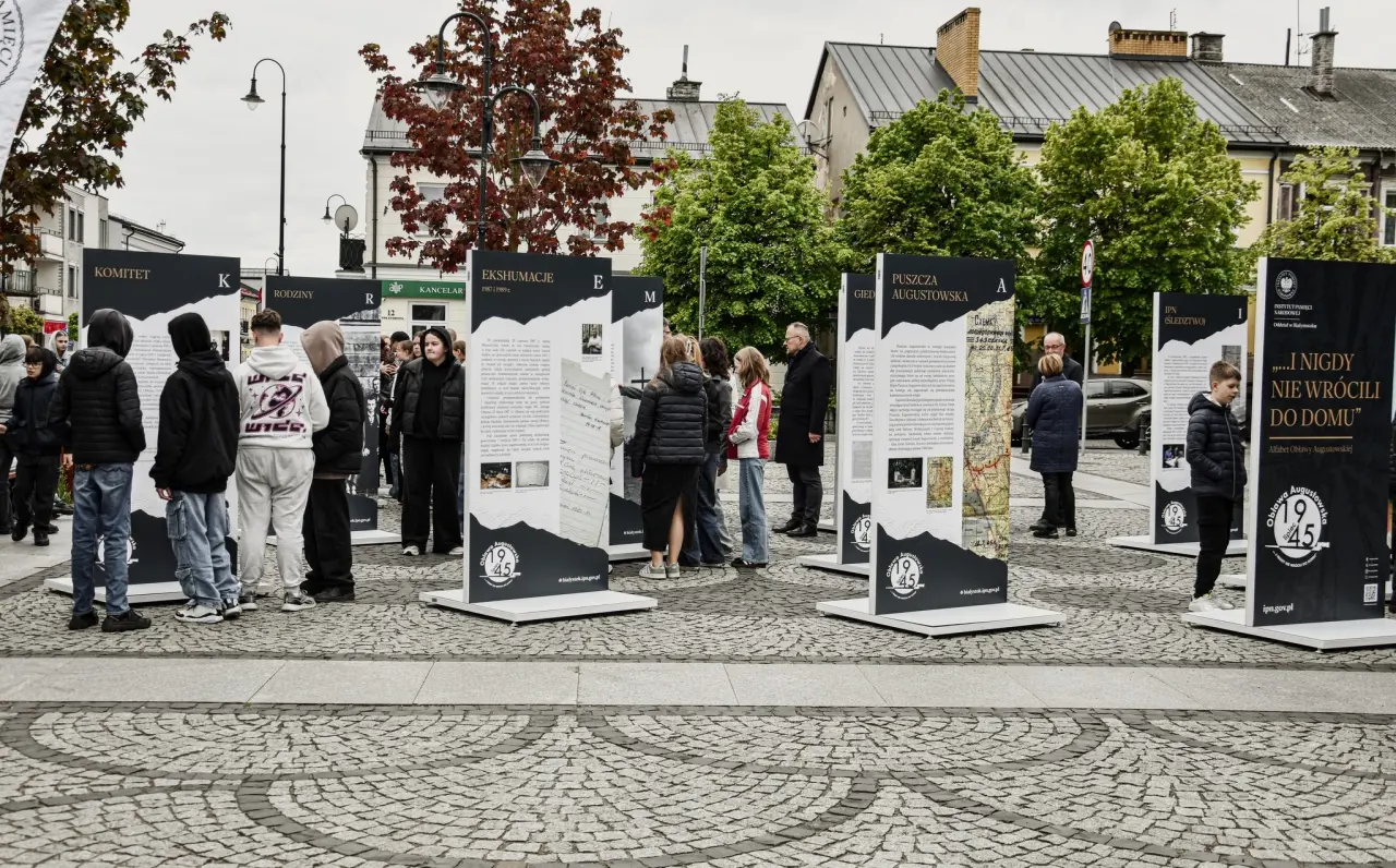 Augustów: Uroczyste otwarcie wystawy „…i nigdy nie wrócili do domu. Alfabet Obławy Augustowskiej”