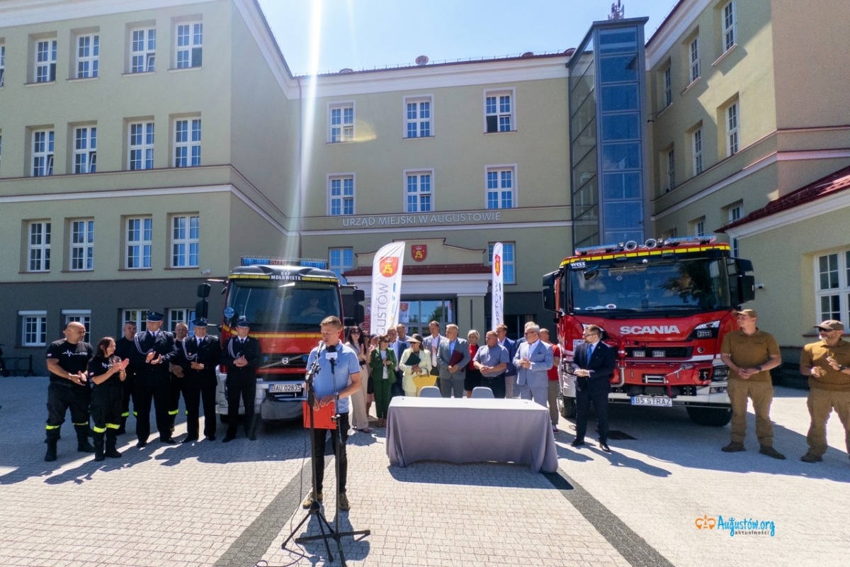 Uroczystość przekazania wozu strażackiego dla jednostki OSP Mołowiste (1)