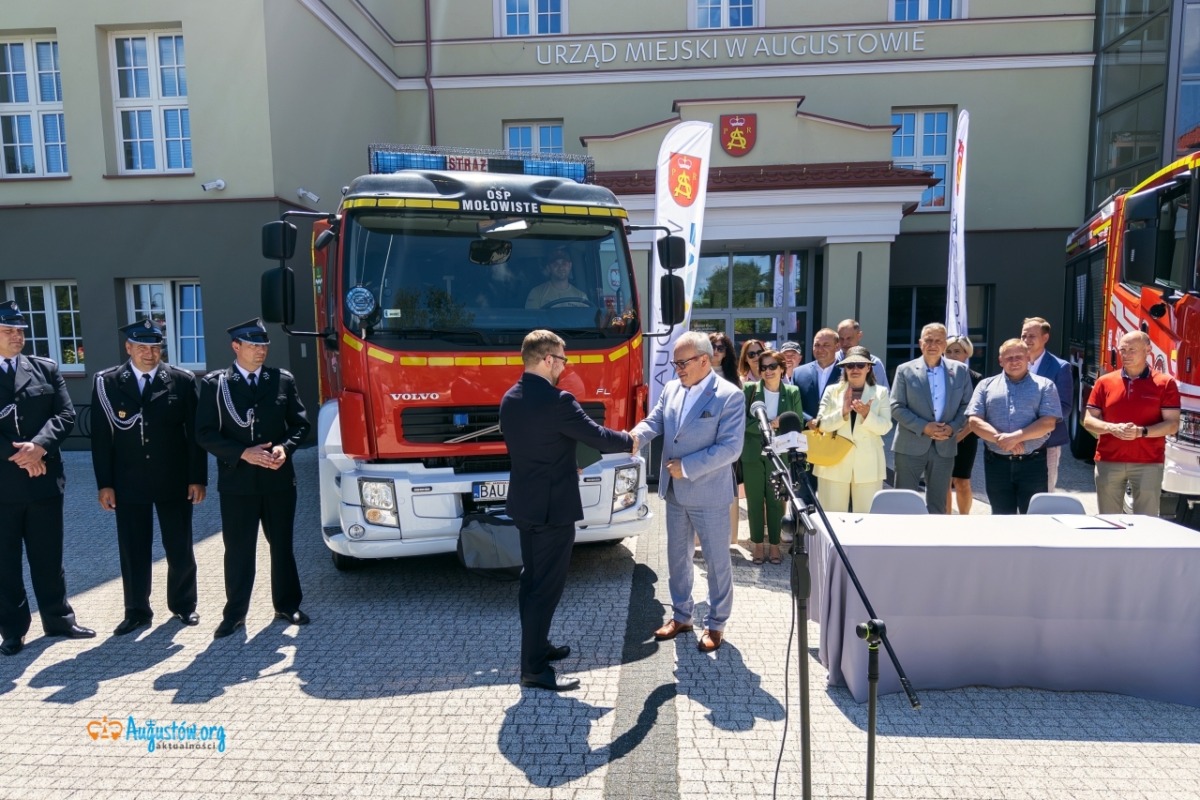 Uroczystość przekazania wozu strażackiego dla jednostki OSP Mołowiste (10)