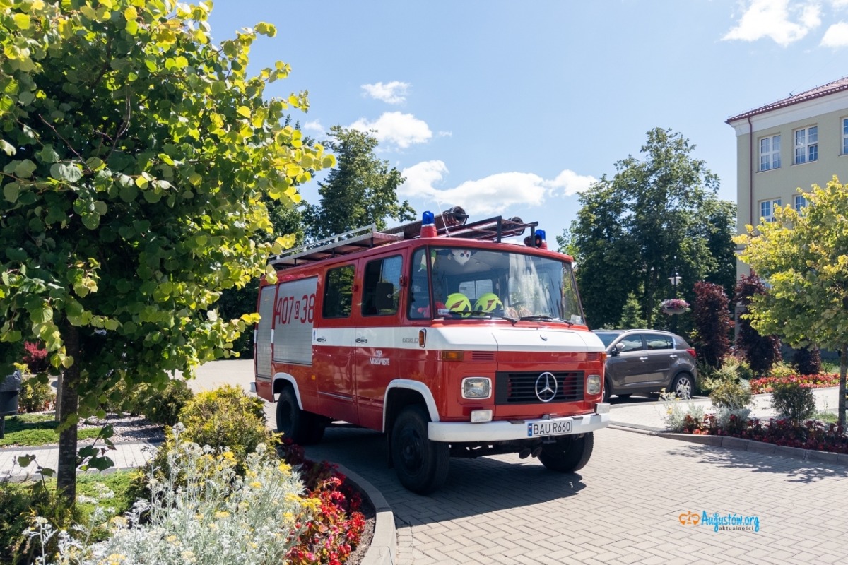 Uroczystość przekazania wozu strażackiego dla jednostki OSP Mołowiste (12)