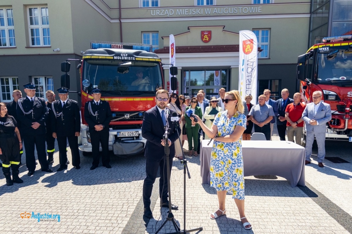 Uroczystość przekazania wozu strażackiego dla jednostki OSP Mołowiste (17)