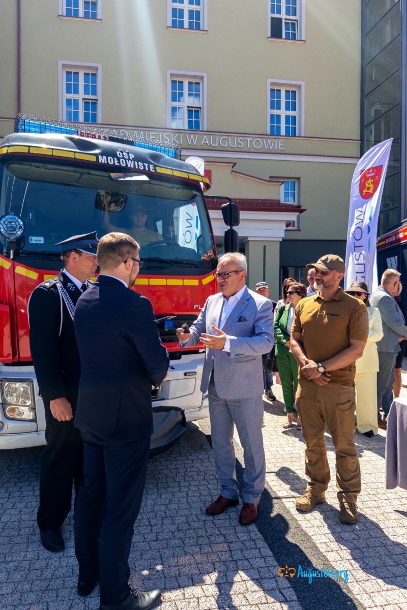 Uroczystość przekazania wozu strażackiego dla jednostki OSP Mołowiste (20)