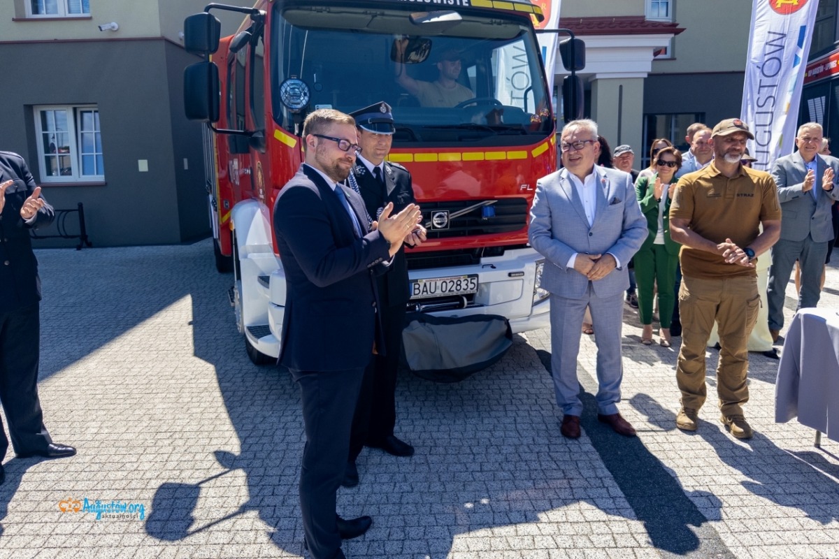 Uroczystość przekazania wozu strażackiego dla jednostki OSP Mołowiste (21)