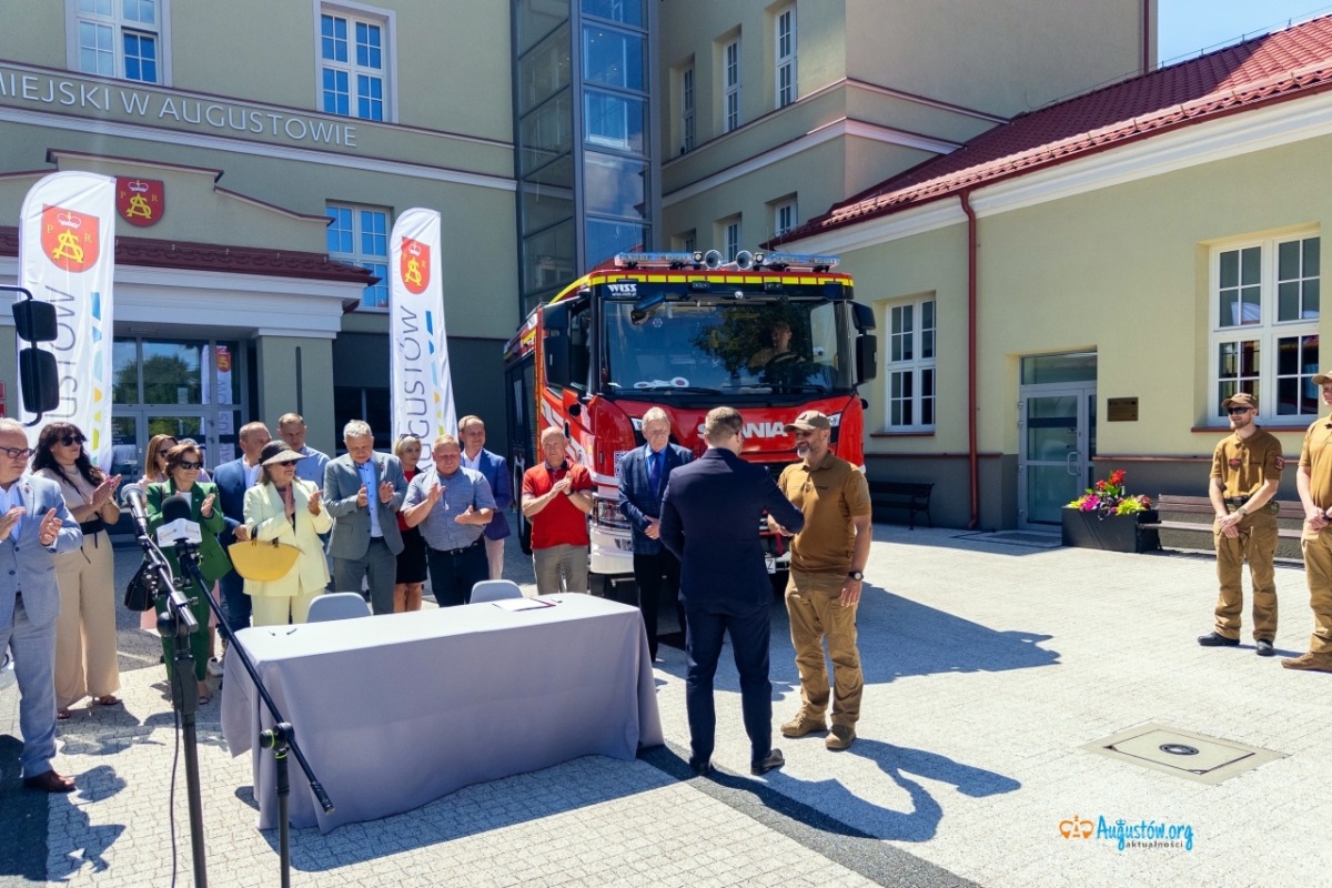 Uroczystość przekazania wozu strażackiego dla jednostki OSP Mołowiste (22)