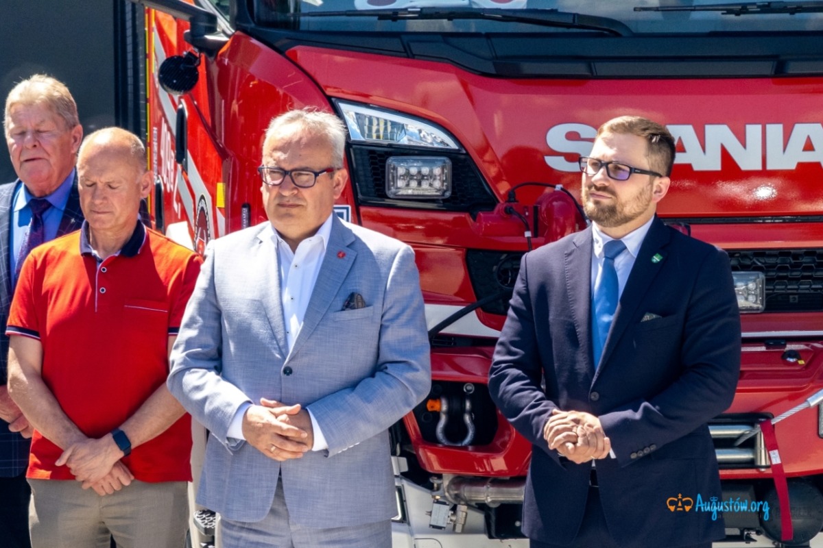 Uroczystość przekazania wozu strażackiego dla jednostki OSP Mołowiste (3)