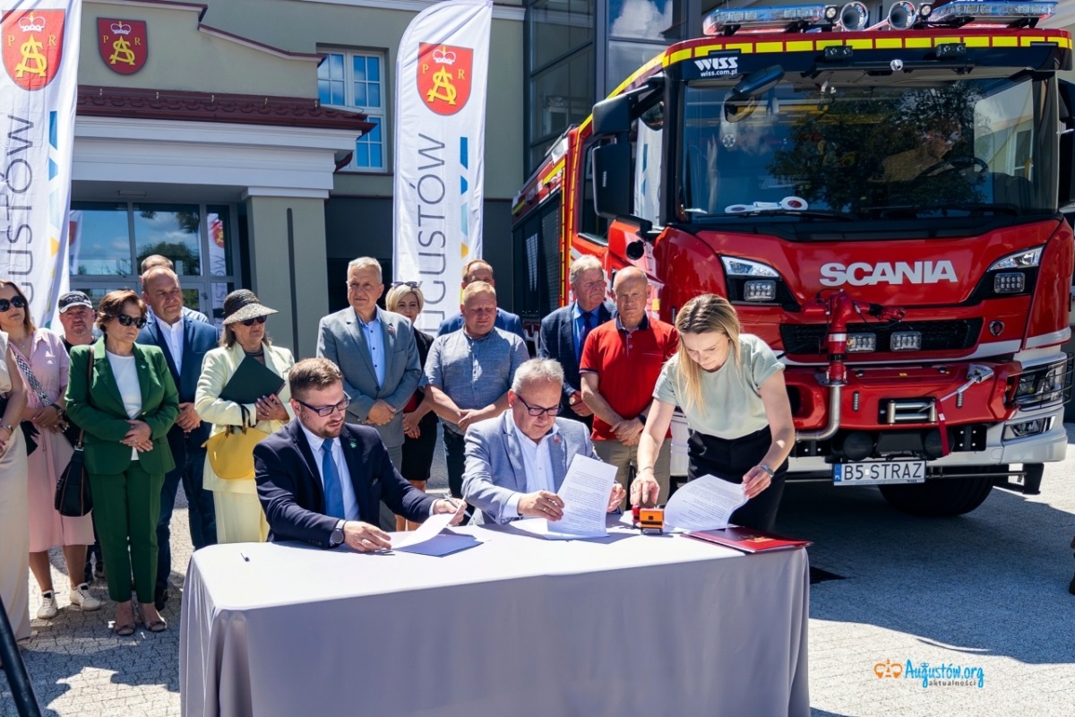 Uroczystość przekazania wozu strażackiego dla jednostki OSP Mołowiste (8)